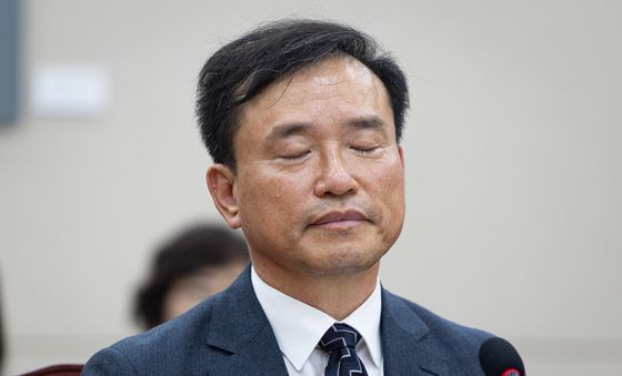 눈 감은 김종철 방미통위 위원장 후보자