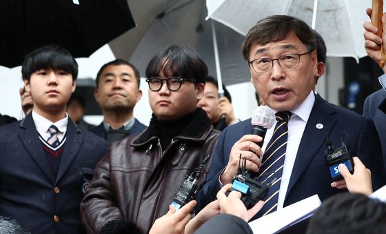 학생들과 함께 학생인권조례 폐지안 통과 입장 밝히는 정근식 교육감