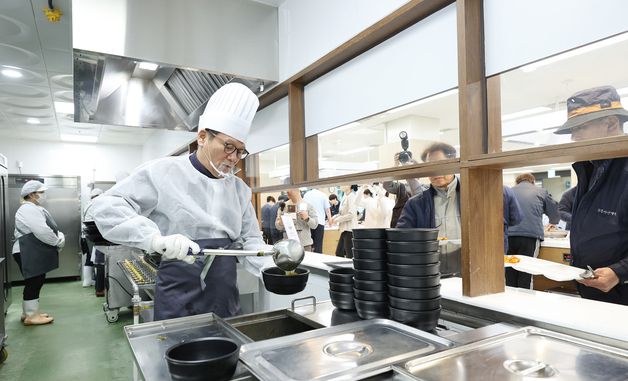 의료진 식사 배식하는 김홍규 강릉시장