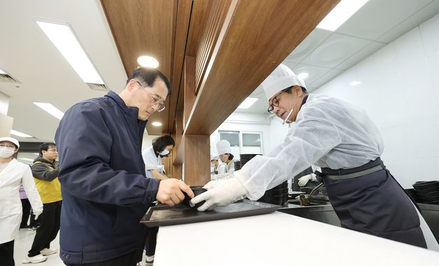 "맛있게 드세요" 의료진 배식하는 강릉시장