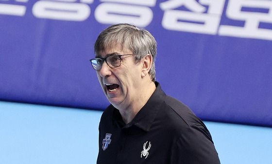 작전 지시하는 필립 블랑 현대캐피탈 감독