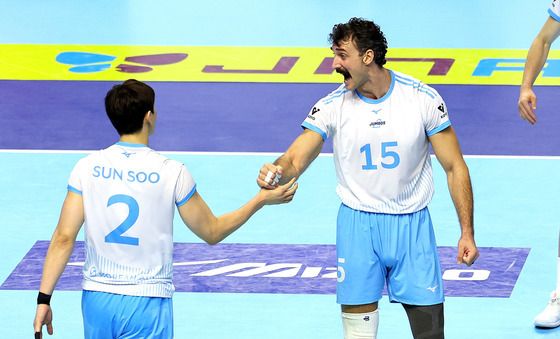 '러셀 18점' 1위 대한항공, 2위 현대캐피탈에 셧아웃 승리