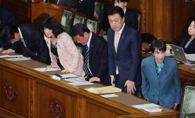 [포토] 추경안 통과에 인사하는 다카이치 사나에와 日각료들