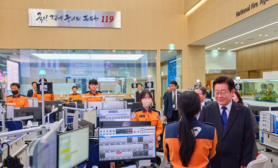 이재명 대통령, 소방청 119 종합상황실 근무자 격려