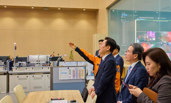 소방청 119 종합상황실 둘러보는 이재명 대통령