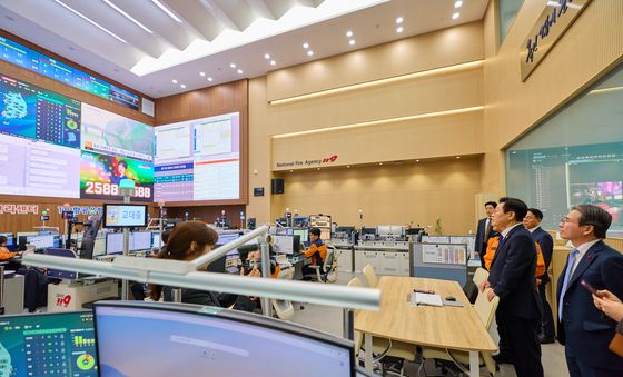 소방청 119 종합상황실 둘러보는 이재명 대통령