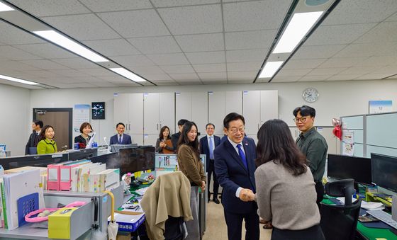 국세청 깜짝 방문한 이재명 대통령