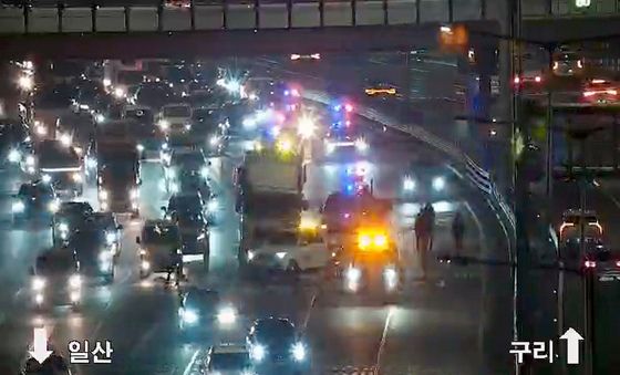 사고로 정체 생기는 강변북로 성수대교 북단