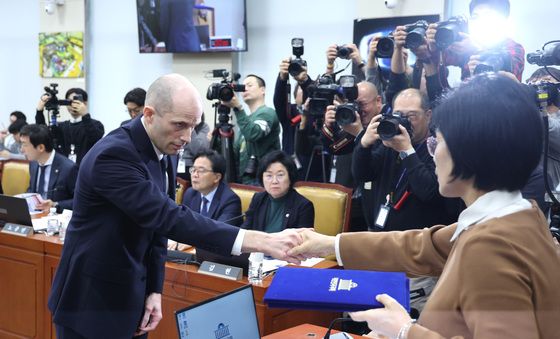 선서문 제출하는 해롤드 로저스 쿠팡 대표