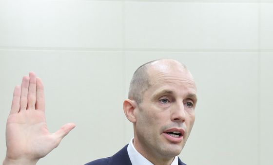 선서하는 해롤드 로저스