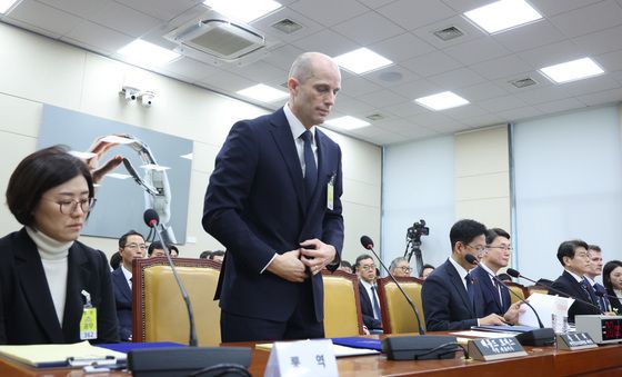 인사 대신 옷매무새 가다듬는 해롤드 로저스