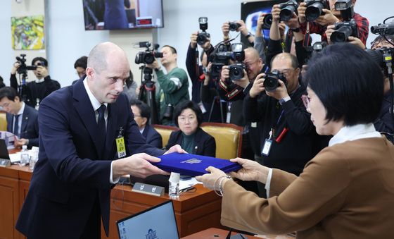 선서문 제출하는 해롤드 로저스