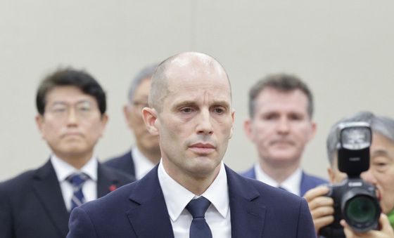 증인 선서문 제출하는 해롤드 로저스