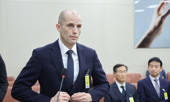 옷매무새 가다듬는 해롤드 로저스