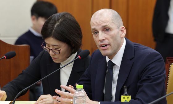 답변하는 해롤드 로저스