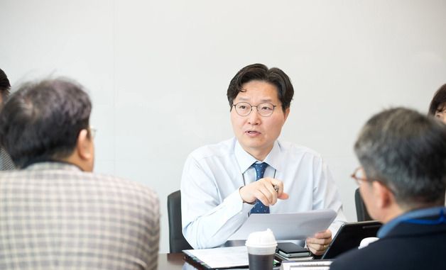 의견 나누는 구혁채 제1차관