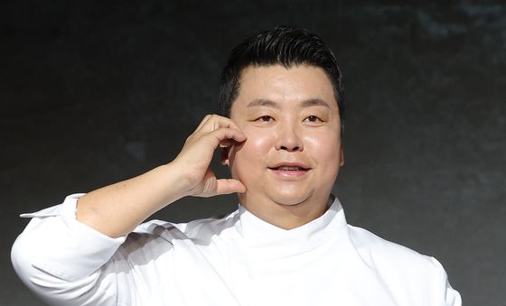 볼 하트 하는 정호영 셰프