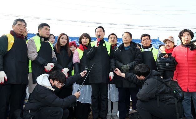 연탄봉사 활동 나선 장동혁 대표