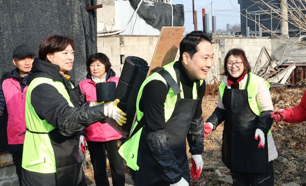 연탄봉사 활동 나선 장동혁 대표