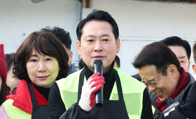 연탄봉사 활동 나선 장동혁 대표