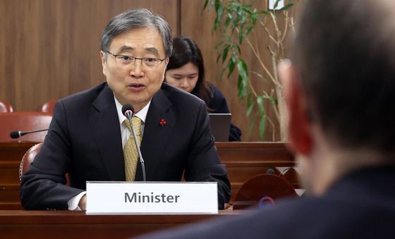 발언하는 조현 장관