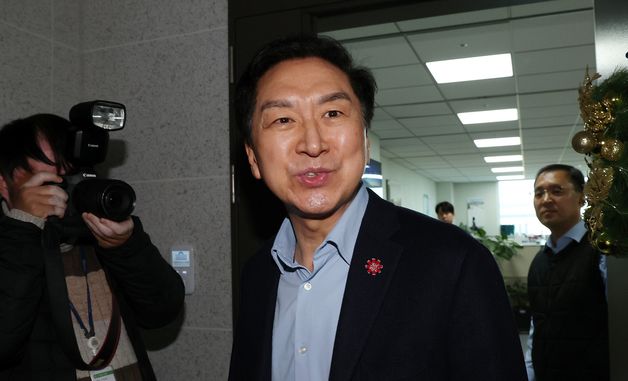 압수수색 관련 취재진 질문에 답하는 김기현 의원