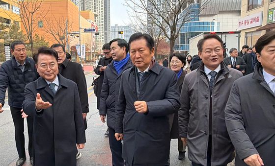 춘천 풍물시장 찾은 정청래 대표