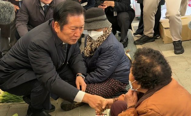 춘천풍물시장 상인과 악수하는 정청래 더불어민주당 대표