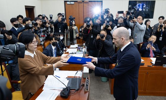 청문회 선서문 전달하는 해롤드 로저스 쿠팡 임시대표