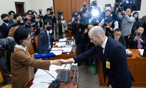 최민희 과방위원장과 악수하는 해롤드 로저스 쿠팡 임시대표