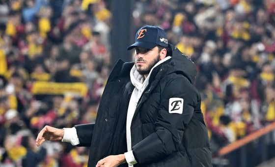 올해의 야구 보도사진상 '마운드 흙 담아 떠나는 폰세'