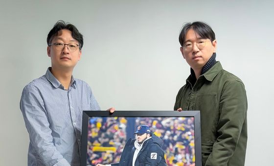 올해의 야구 보도사진상 '마운드 흙 담아 떠나는 폰세'