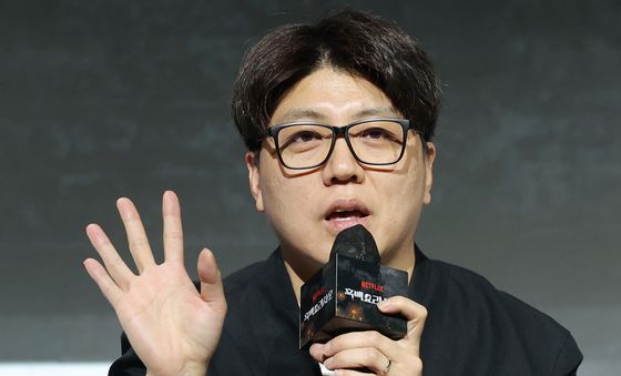 취재진 질문에 답하는 '흑백요리사2' 김학민 PD