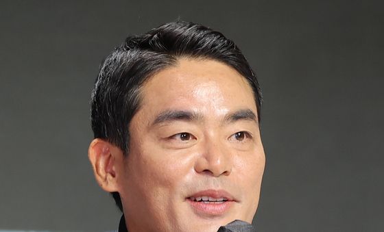 인사말 하는 프렌치 파파