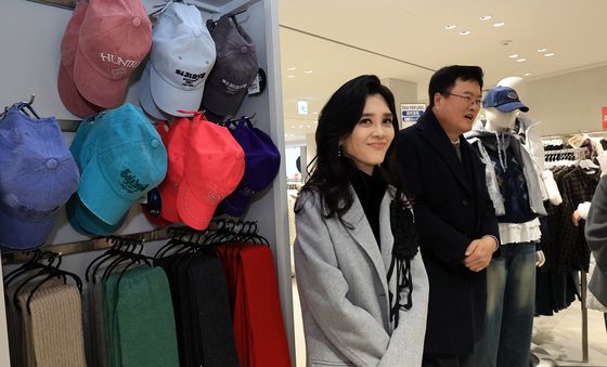 시작된 2026코리아그랜드세일,  매장 둘러보는 이부진 사장