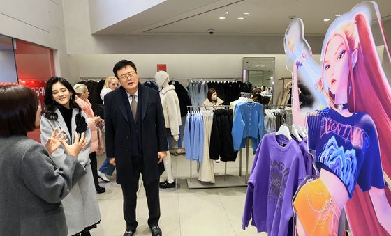케이팝 의류 둘러보는 이부진 사장