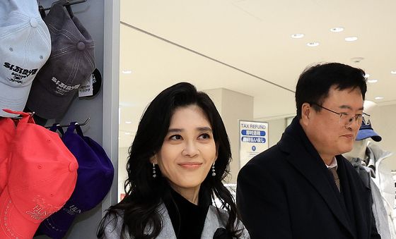 매장 둘러보는 이부진 사장과 김대현 문체부 2차관