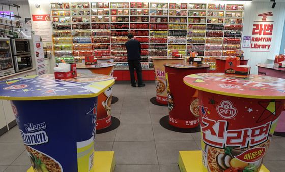 '한류' 품은 K-라면, 수출 2조 돌파