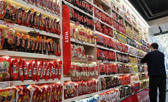 K-라면 수출 2조 돌파 '11년 연속 최고'