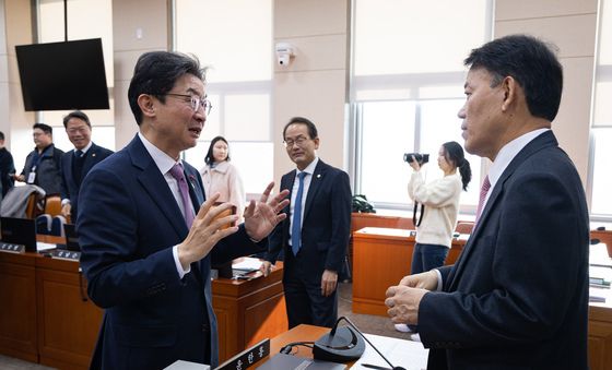 윤한홍 정무위원장과 대화하는 이억원 금융위원장