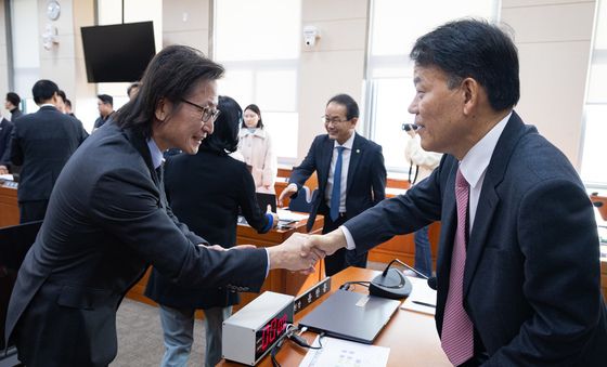 주병기 공정위원장과 인사하는 윤한홍 위원장