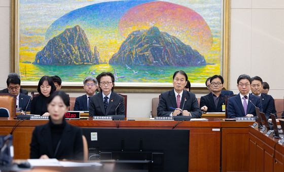 정무위 소관 법안 의결 지켜보는 국무위원들