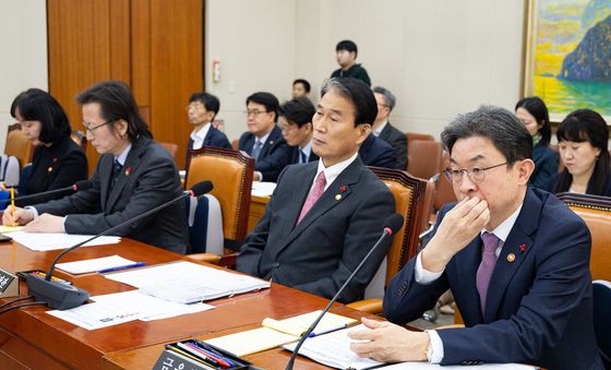 정무위 법안 의결 지켜보는 국무위원들