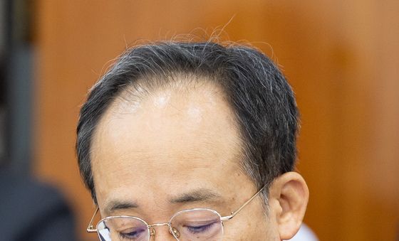 자료 살피는 추경호 국민의힘 의원