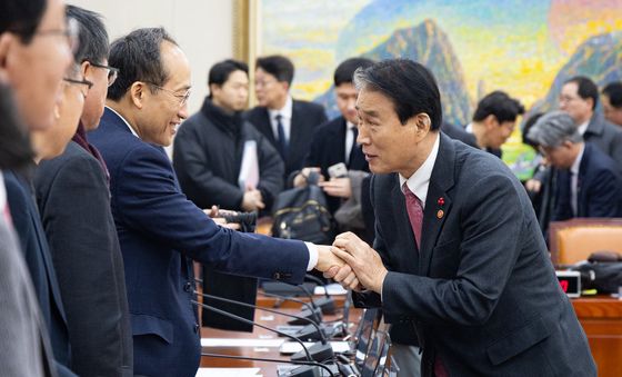 추경호 의원과 인사하는 권오을 장관