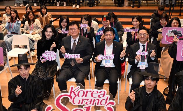 기념촬영하는 이부진 위원장