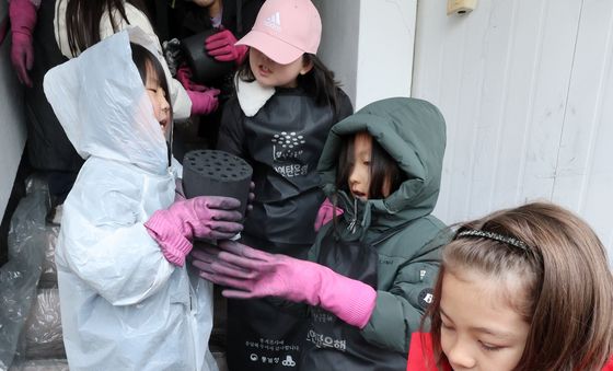 고사리 손으로 연탄 나눔 봉사