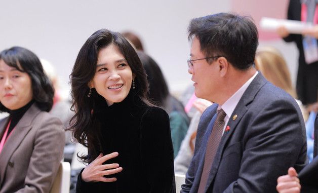 대화나누는 이부진 위원장과 김대현 제2차관