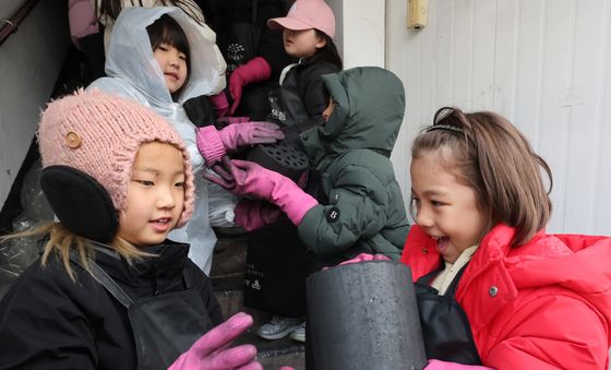 연탄 봉사 '입가에 미소'