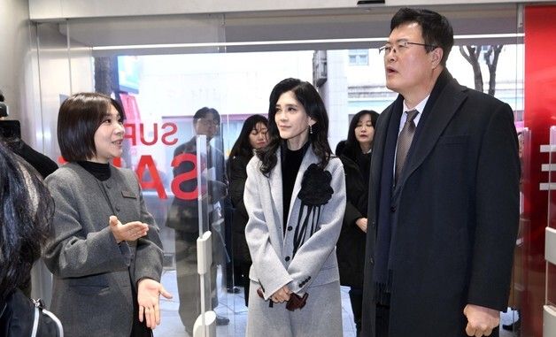 매장 둘러보는 이부진 위원장과 김대현 2차관